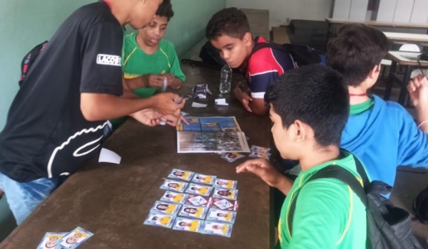 Estudantes viram figurinhas da Copa em projeto que ensina história e cultura dos países
