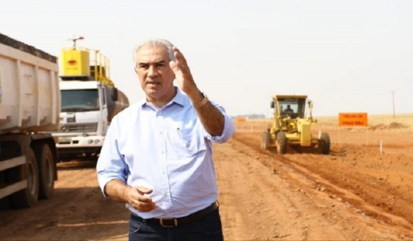 Com investimento bilionário, Reinaldo Azambuja “pisa no acelerador” para entregar obras até o fim do mandato