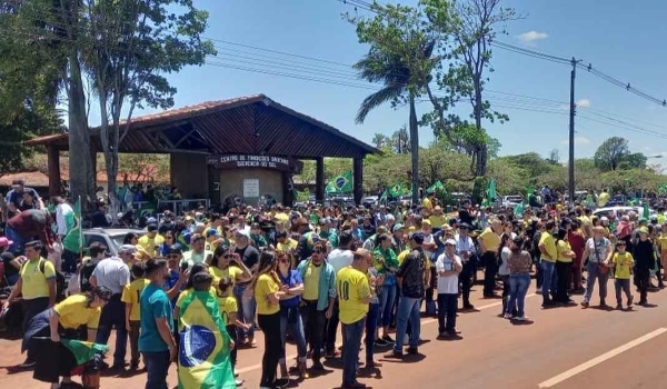 Com apoio de empresários e produtores rurais, manifestantes mantêm 'vigília' em Dourados