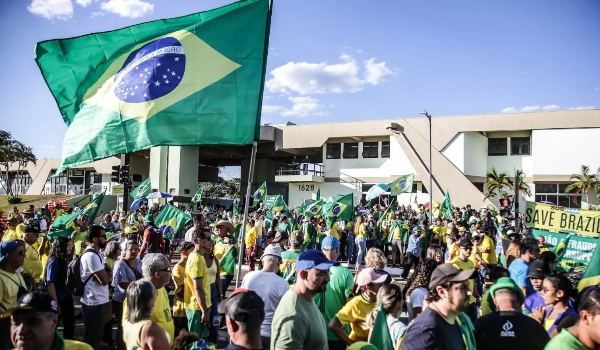 Moradores vão à Câmara para pedir liberação de trânsito na Avenida Duque de Caxias