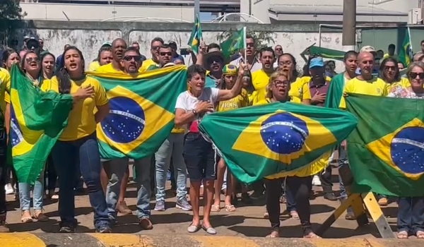 Manifestantes vestem verde e amarelo e fazem ação pacífica em frente ao quartel de Jardim