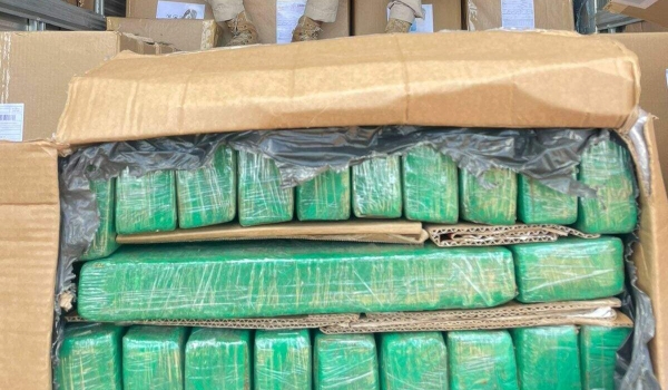 Motorista diz que levava ração, mas polícia acha 1,5 tonelada de maconha