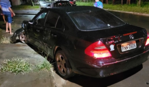 Motociclista tem perna decepada ao ser atingido por Mercedes