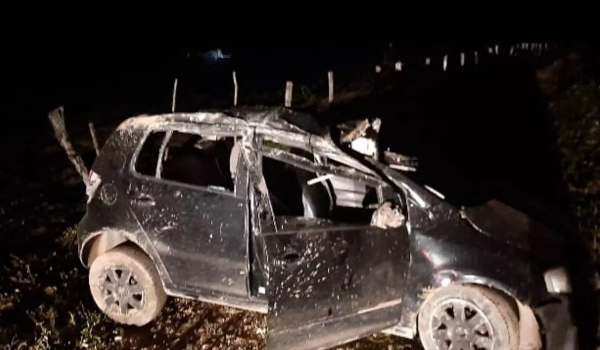 Motorista capota carro 7 vezes, duas pessoas morrem e quatro ficam feridas