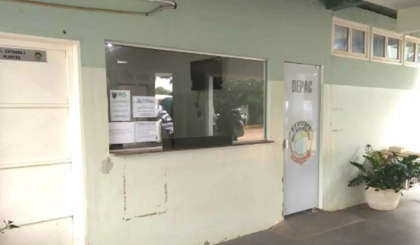 Jovem é arrastada pendurada em carro por ex-marido que foge em seguida