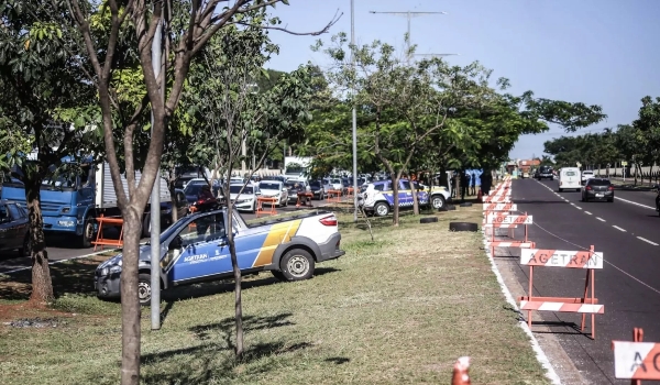 Para evitar carros em canteiro, polícia de trânsito coloca cavaletes em frente ao CMO