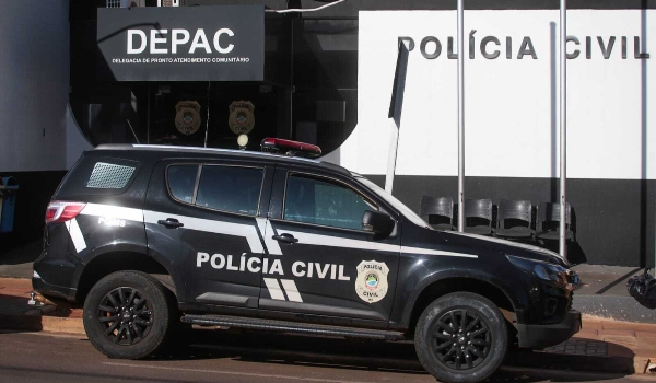 Criança passa madrugada trancada em casa e pai é levado para delegacia