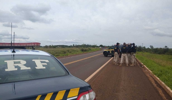 Mulher pega arma de policial e se tranca em camionete na rodovia