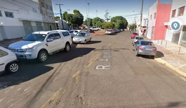 Homem que esfaqueou outro em praça de Campo Grande é preso só de cuecas na rua