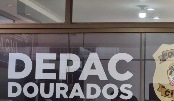 Ladrão anuncia assalto em ótica por telefone, espera em carro de luxo e foge sem levar nada