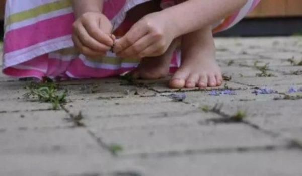 Doces e R$ 2: menina de 4 anos conta para irmã que era estuprada por idoso, que é preso