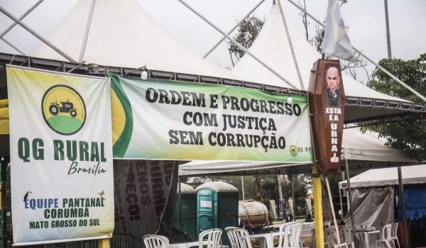 ‘Caixão’ de Alexandre de Moraes é pendurado em manifestação em frente ao CMO
