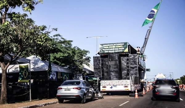 Com bandeira hasteada em guincho de caminhão, protesto no CMO chega ao 29º dia