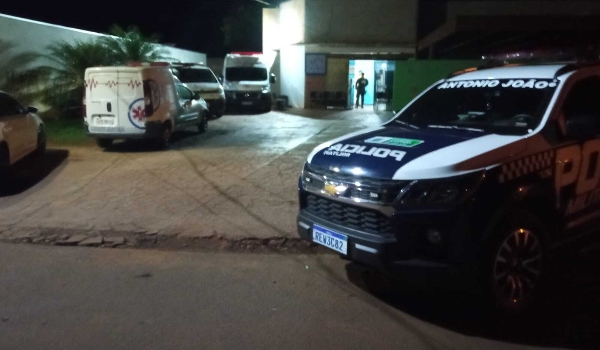 Após briga, homem tenta matar amigo com oito disparos