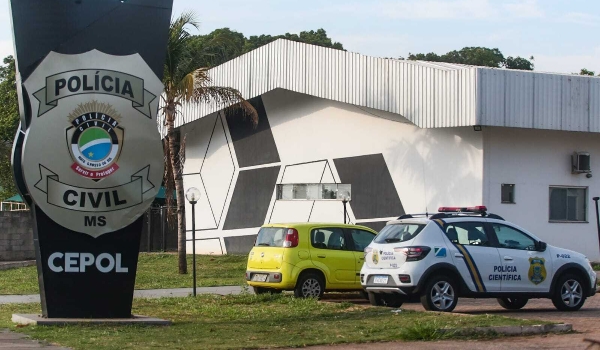 Desconhecido invade barbearia e atira duas vezes contra o dono