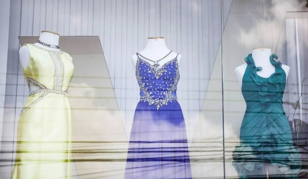 Copa vira 'gatilho' e cores do Brasil estampam vitrines de biquínis a vestidos de luxo