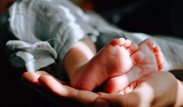 Mãe deixa criança de 1 ano com garota de programa e avó descobre ferimentos nas partes íntimas