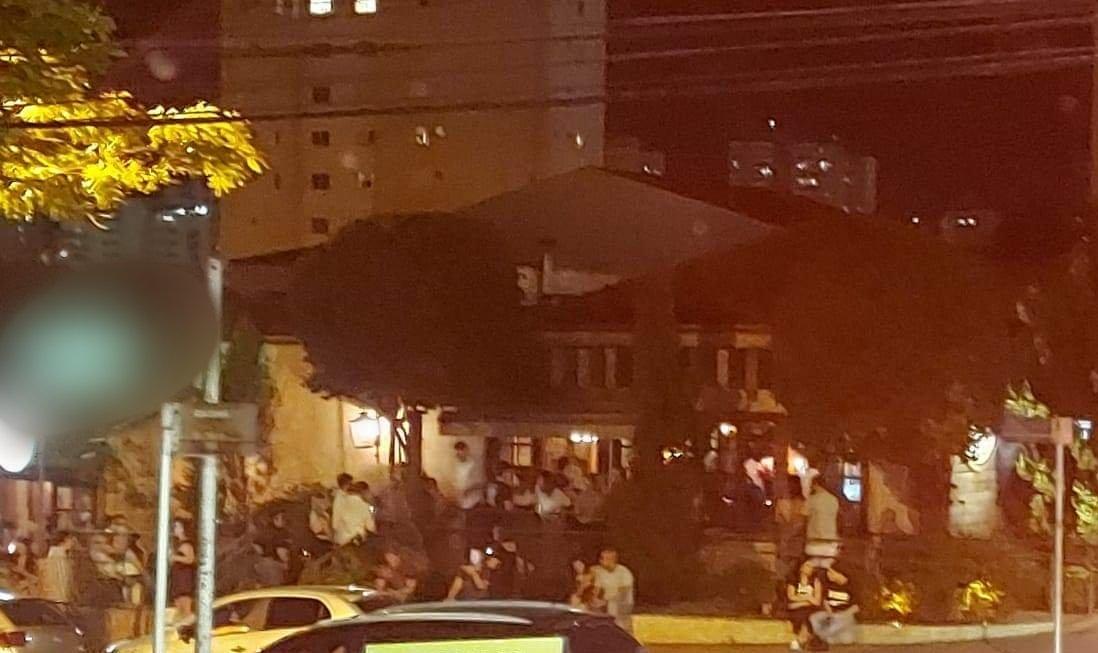 E a pandemia? Bares, restaurantes e casas de show lotam em noite do Dia dos Namorados