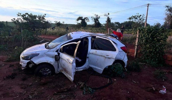 Jovem de 21 anos morre após capotar em curva e ser lançado do veículo