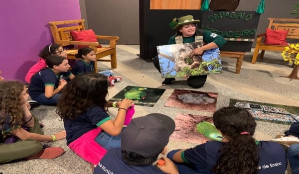 Tráfico de papagaios é assunto abordado com estudantes em visita ao Bioparque Pantanal