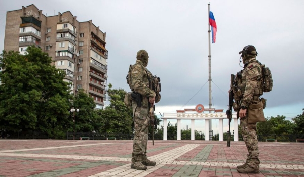 Ucrânia lança ataque com mísseis contra cidade ocupada pela Rússia