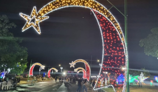 Com muita emoção e alegria, multidão prestigia inauguração da Iluminação Natalina de Caracol