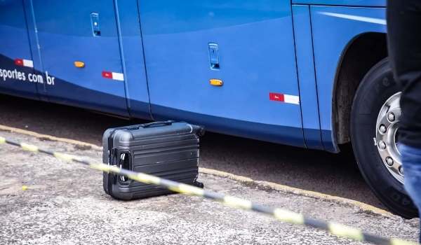 Atirador invade ônibus de viagem e mata passageiro a tiro em avenida 