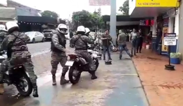 Vídeo: Homens armados invadem casa de câmbio na fronteira e trocam tiros com seguranças