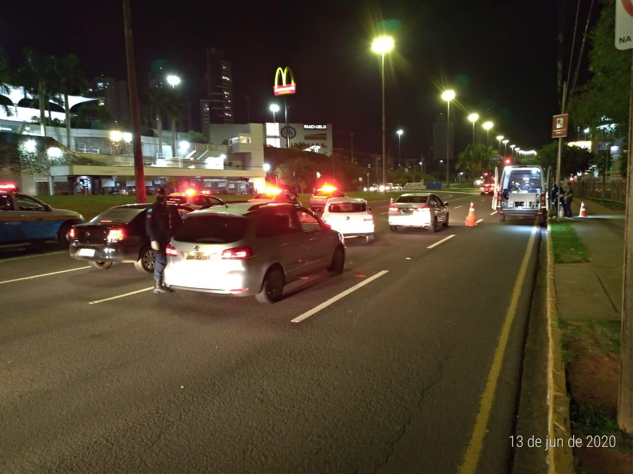 Blitz na Afonso Pena autua 26 motoristas e um é encaminhado para a delegacia