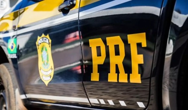 Em perseguição da PRF, 3 caminhonetes atravessam rio e uma tomba na fronteira com a Bolívia