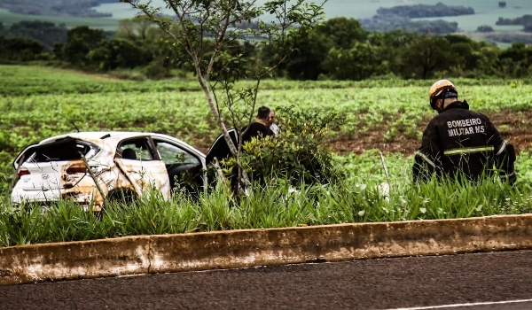 Motorista não consegue fazer ultrapassagem e capota HB20 na BR-262