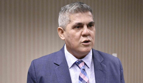 Com decisão judicial, Waldir Neves tira tornozeleira para tratamento de câncer