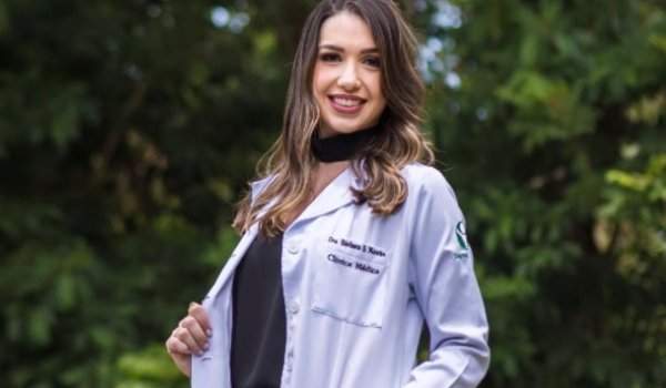 Médica muito muito linda é vista nos arredores da Santa Casa em Campo Grande