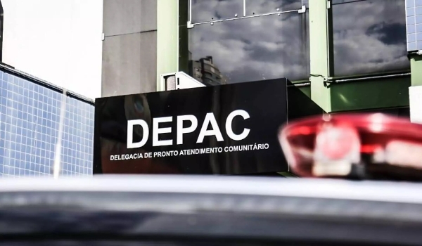 Enquanto mexia no celular, homem é esfaqueado em briga generalizada em conveniência