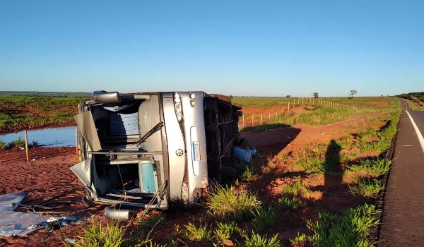 Crianças e mulheres são socorridas após ônibus ser ‘fechado’ e tombar na MS-040