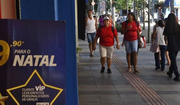 Às vésperas do Natal, governador Reinaldo Azambuja quita salários dos servidores e injeta mais R$ 432 milhões na economia de MS