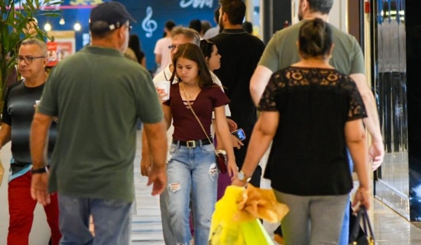 Salário antecipado dos servidores de MS e 13ª parcela do Mais Social animam setor do comércio na véspera do Natal