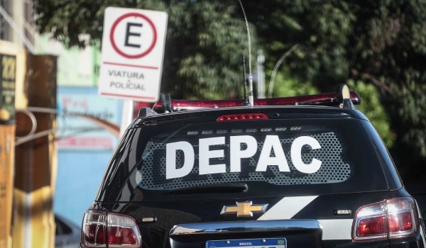 Em surto psicótico, homem ateia fogo e chamas destroem casa