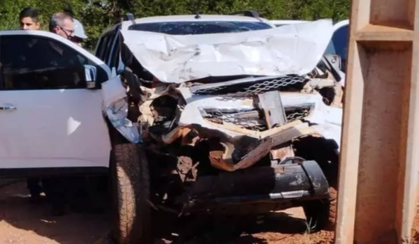 Motorista de MS morre ao bater caminhonete de frente com caminhão no Paraná