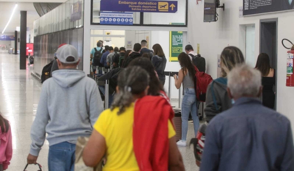 Aeronautas aprovam proposta das empresas e encerram greve