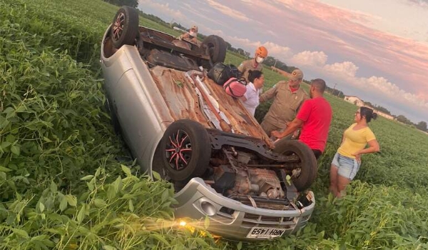 Após pneu estourar, enfermeira perde controle da direção e capota veículo
