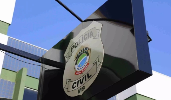 Bêbado, motorista derruba portão de restaurante e tenta dar 'carteirada' se passando por militar