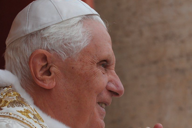 Bento XVI, primeiro em 600 anos a renunciar o papado, morre aos 95 anos