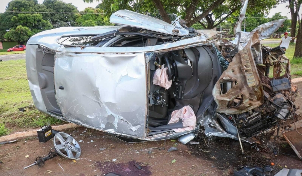 Motorista fica em estado grave após parar debaixo de carro em capotagem