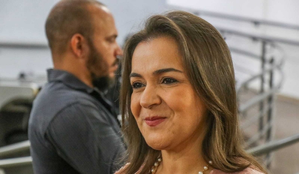 Após demissão em massa, prefeita diz que uns voltam, mas com salários diferentes