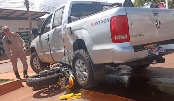 Motociclista morre e moto fica 