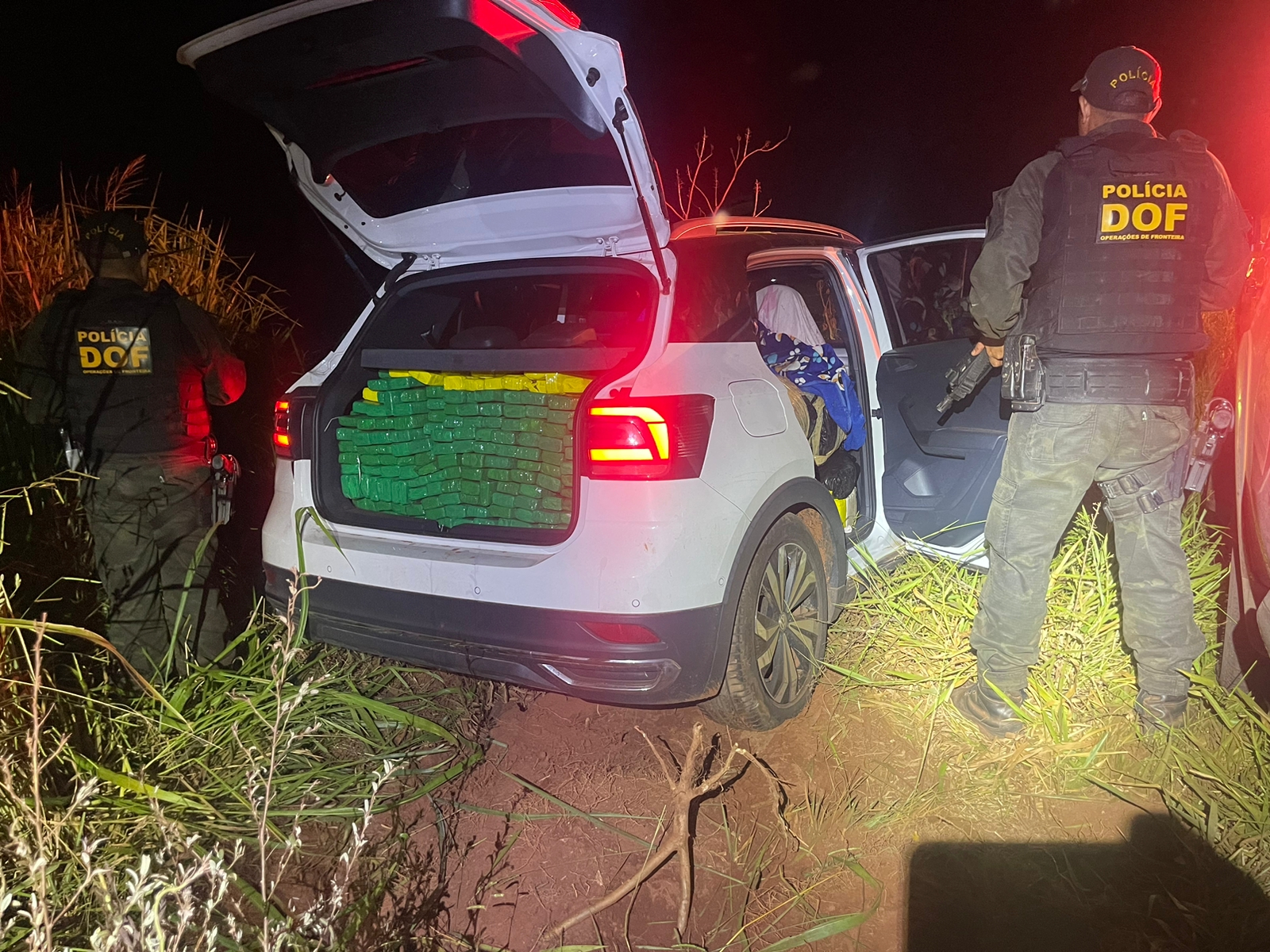 DOF recupera veículo roubado e apreende quase meia tonelada de droga