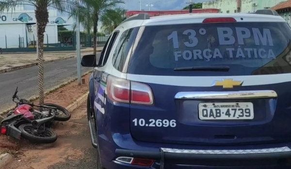 Homem é preso após fugir da polícia com moto furtada e porção de maconha