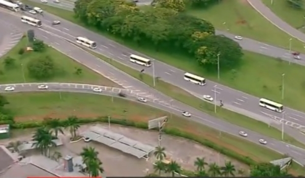 Bolsonaristas radicais são escoltados em 40 ônibus e desocupam Praça dos Poderes