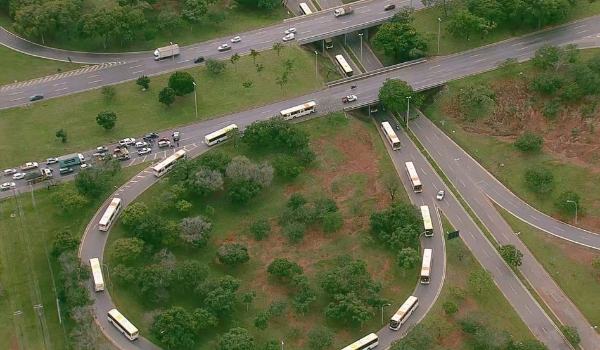 Bolsonaristas são retirados de acampamento no QG do Exército e levados à PF, em Brasília